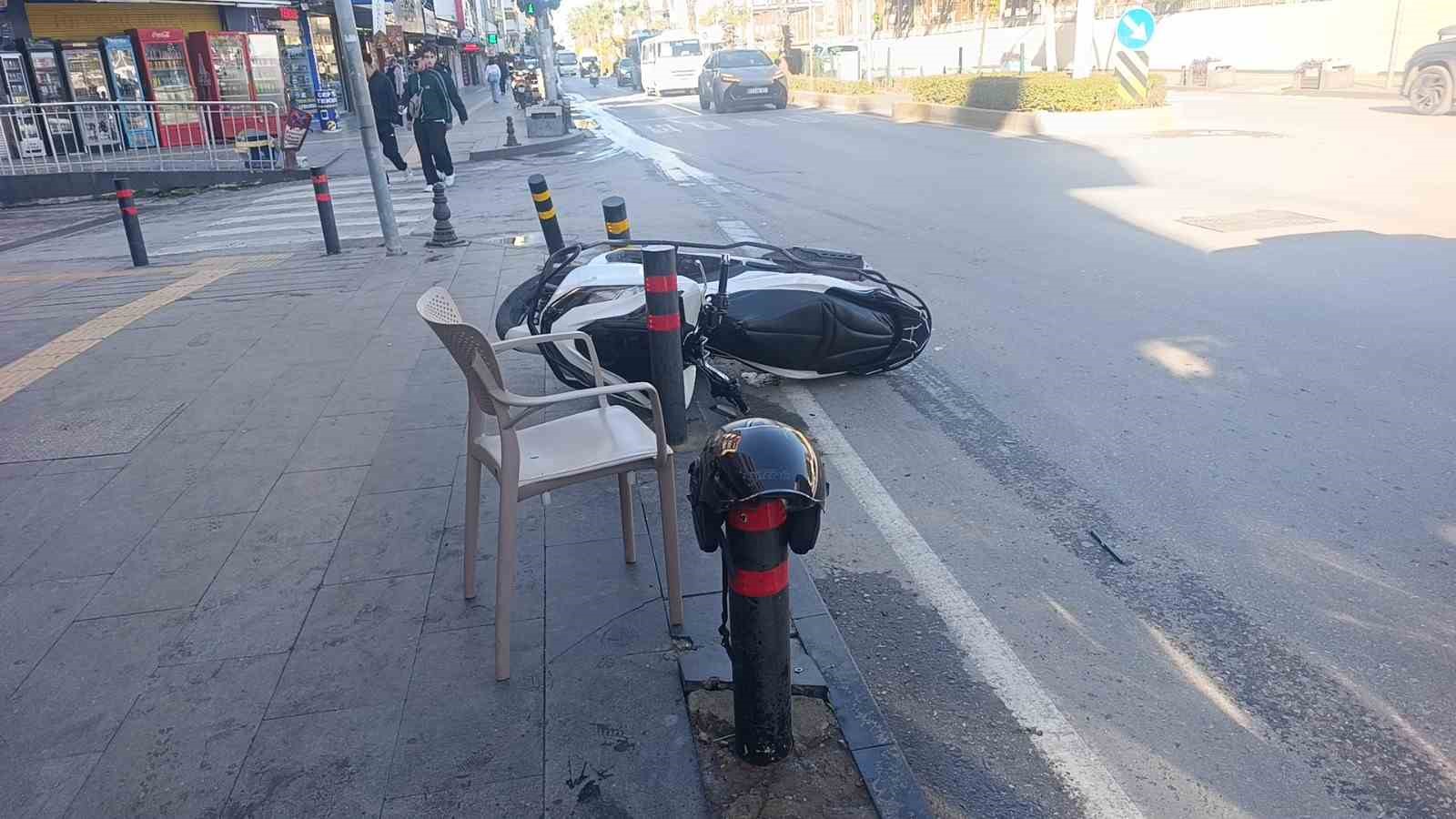 otomobil ile motosikletin carpistigi kazada 1 kisi yaralandi 1 uUKOOAEC