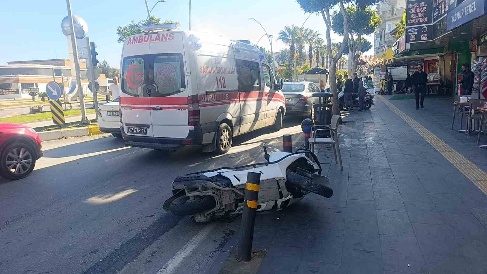 otomobil ile motosikletin carpistigi kazada 1 kisi yaralandi 2 CmpqpC5z