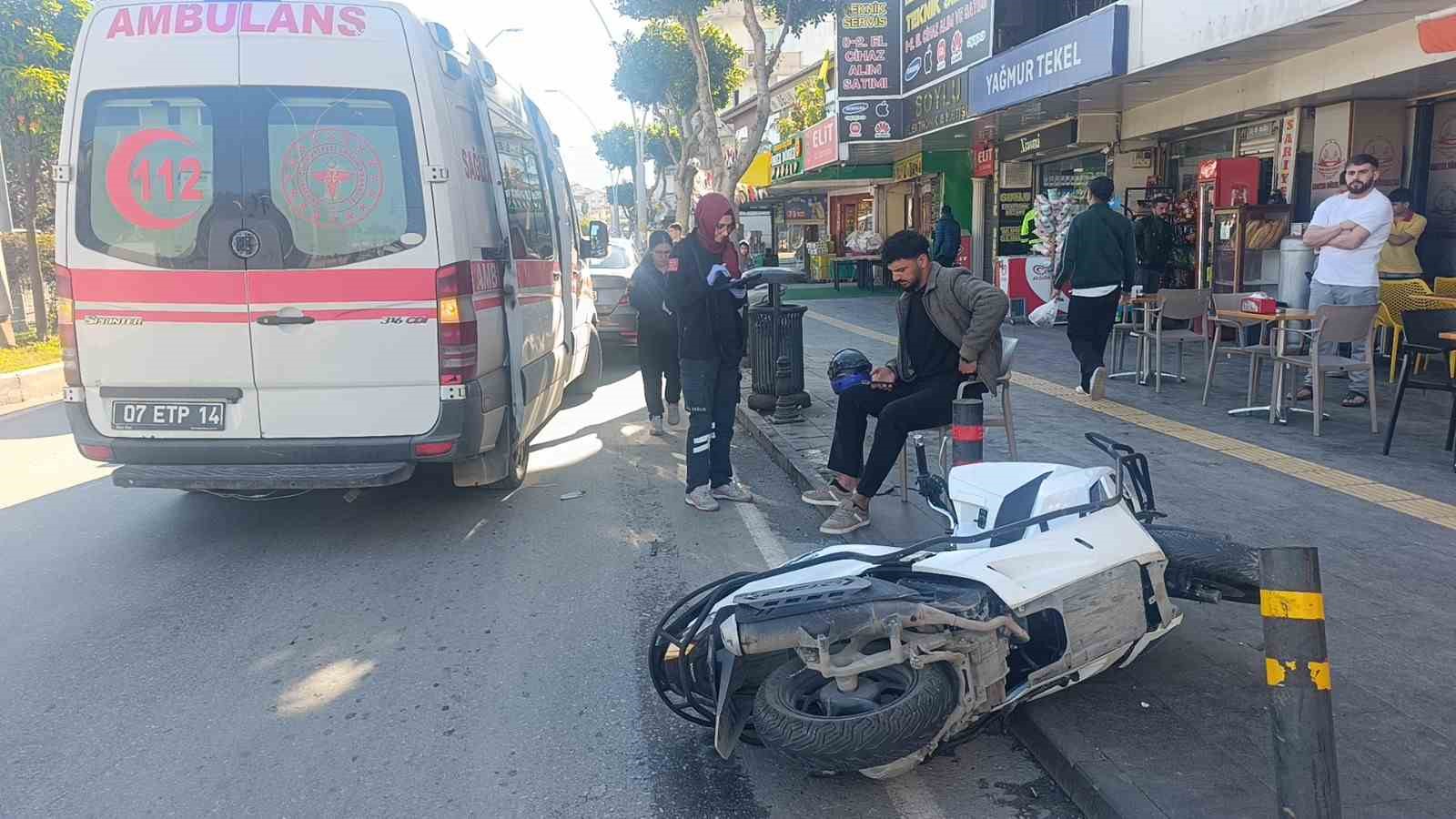 otomobil ile motosikletin carpistigi kazada 1 kisi yaralandi 3 FUaU2U29