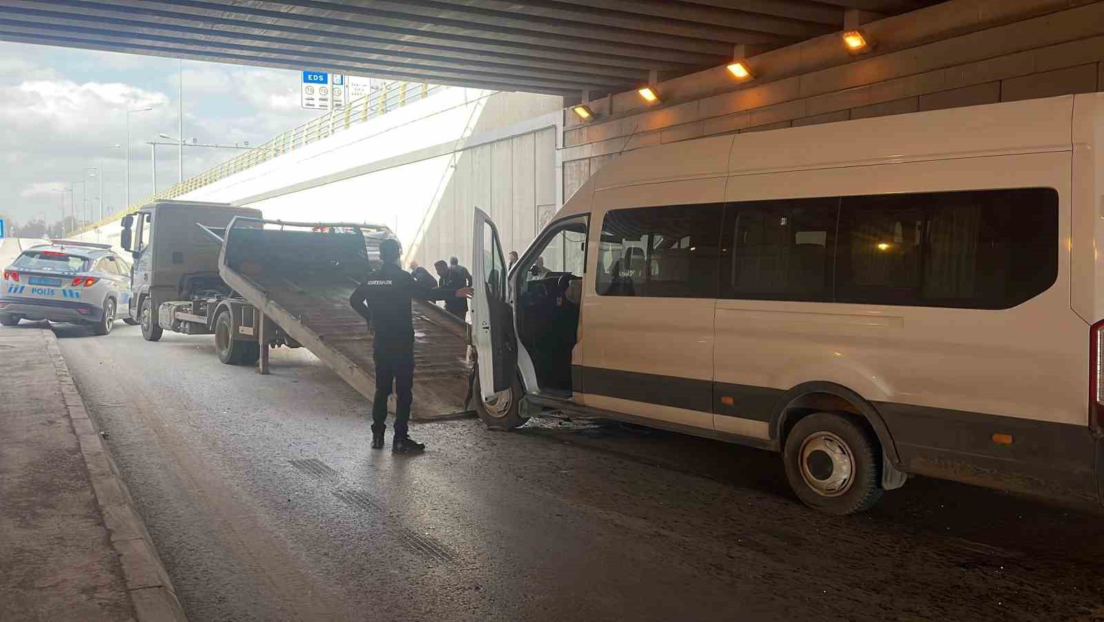 otomobil ile servis araci carpisti 5 yarali 0 4KfAh2gE