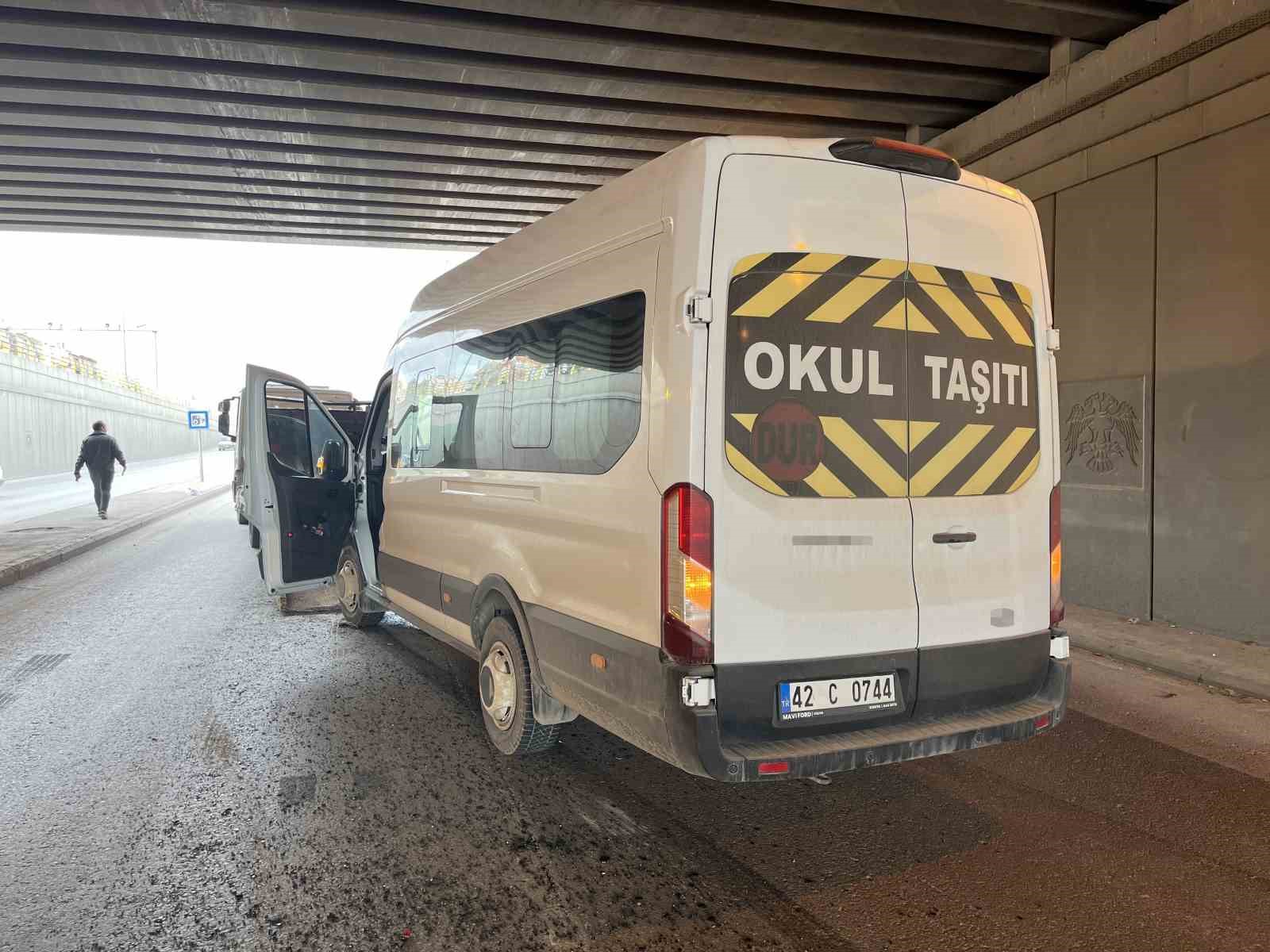 otomobil ile servis araci carpisti 5 yarali 2 iaOpOFDZ