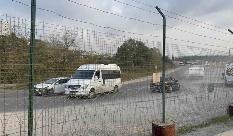 otomobil-ile-servis-carpisti-1-yarali-fyO8dOTu.jpg