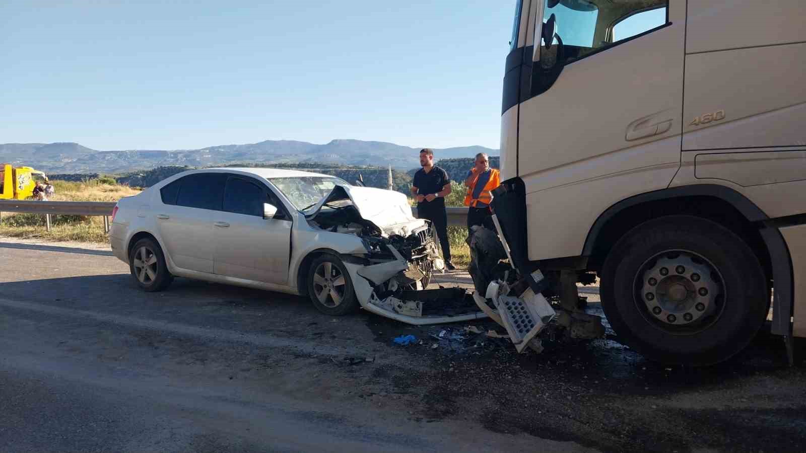 otomobil ile tir kafa kafaya carpisti anne ve kizi oldu baba agir yaralandi 0