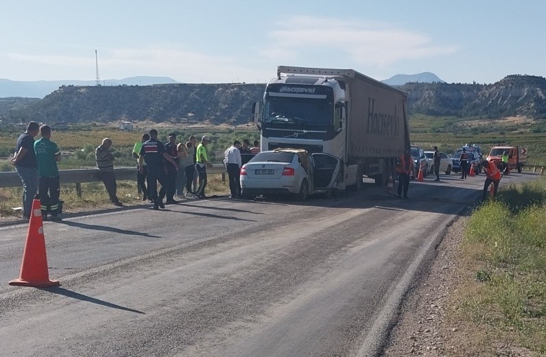 otomobil ile tir kafa kafaya carpisti anne ve kizi oldu baba agir yaralandi 3 eJXafApN
