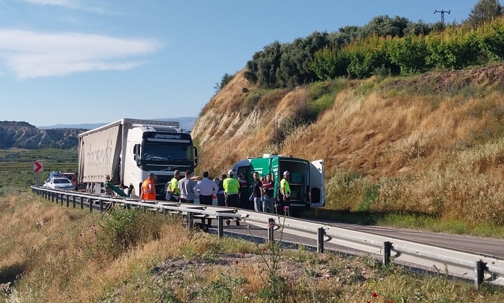 otomobil ile tir kafa kafaya carpisti anne ve kizi oldu baba agir yaralandi 4 ectLYMsp