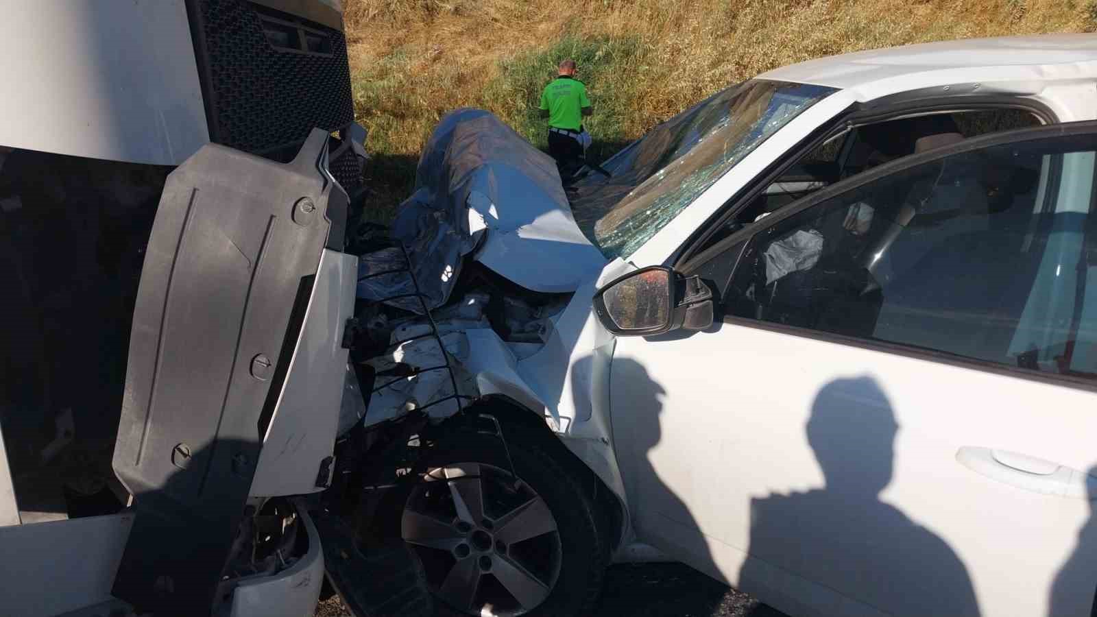 otomobil ile tir kafa kafaya carpisti anne ve kizi oldu baba agir yaralandi 5 yWIg8vMw