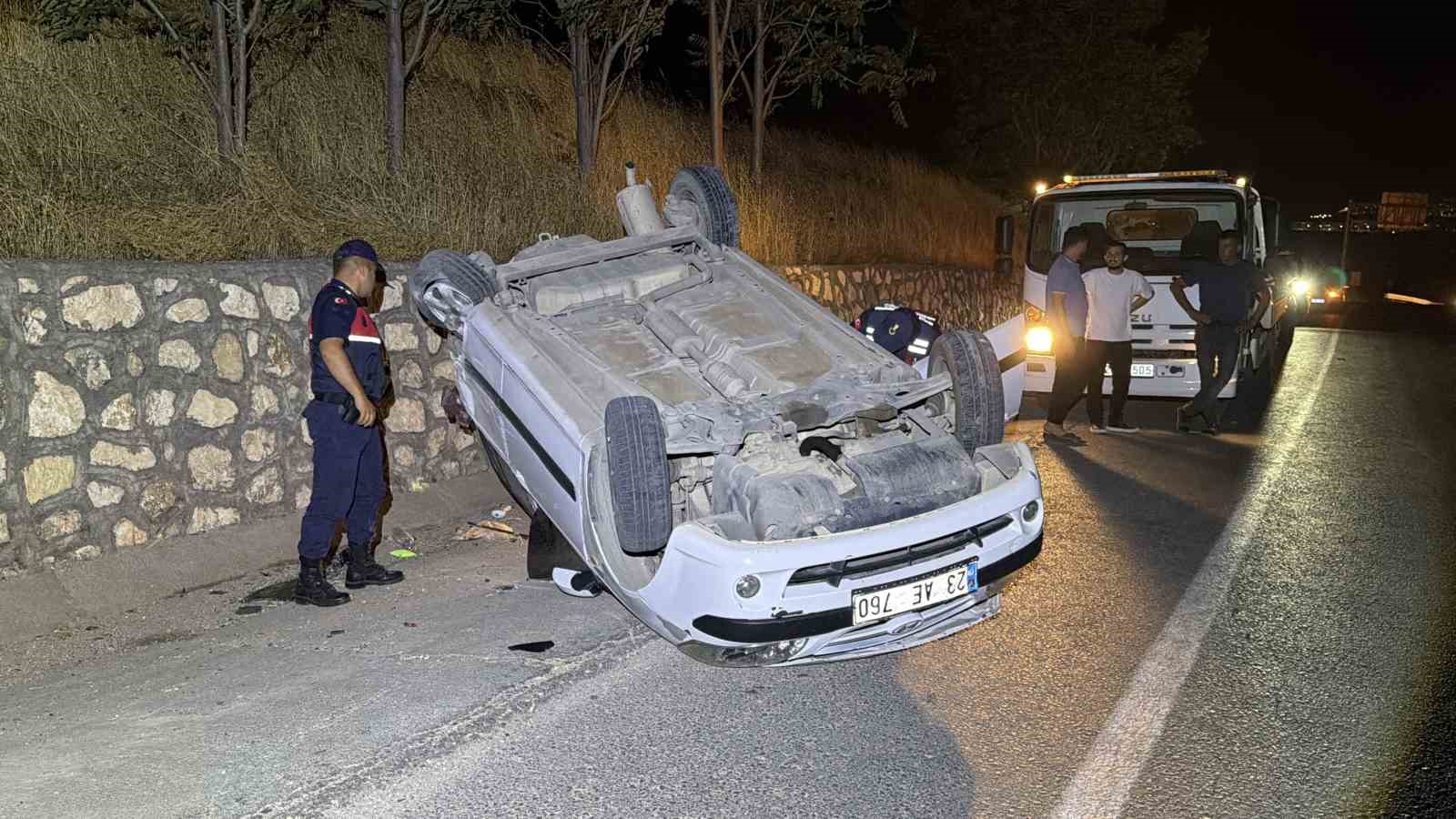 Otomobil İstinat duvarına çarparak takla attı: 2 yaralı 4 otomobil istinat duvarina carparak takla atti 2 yarali 0 A4nFHVPz