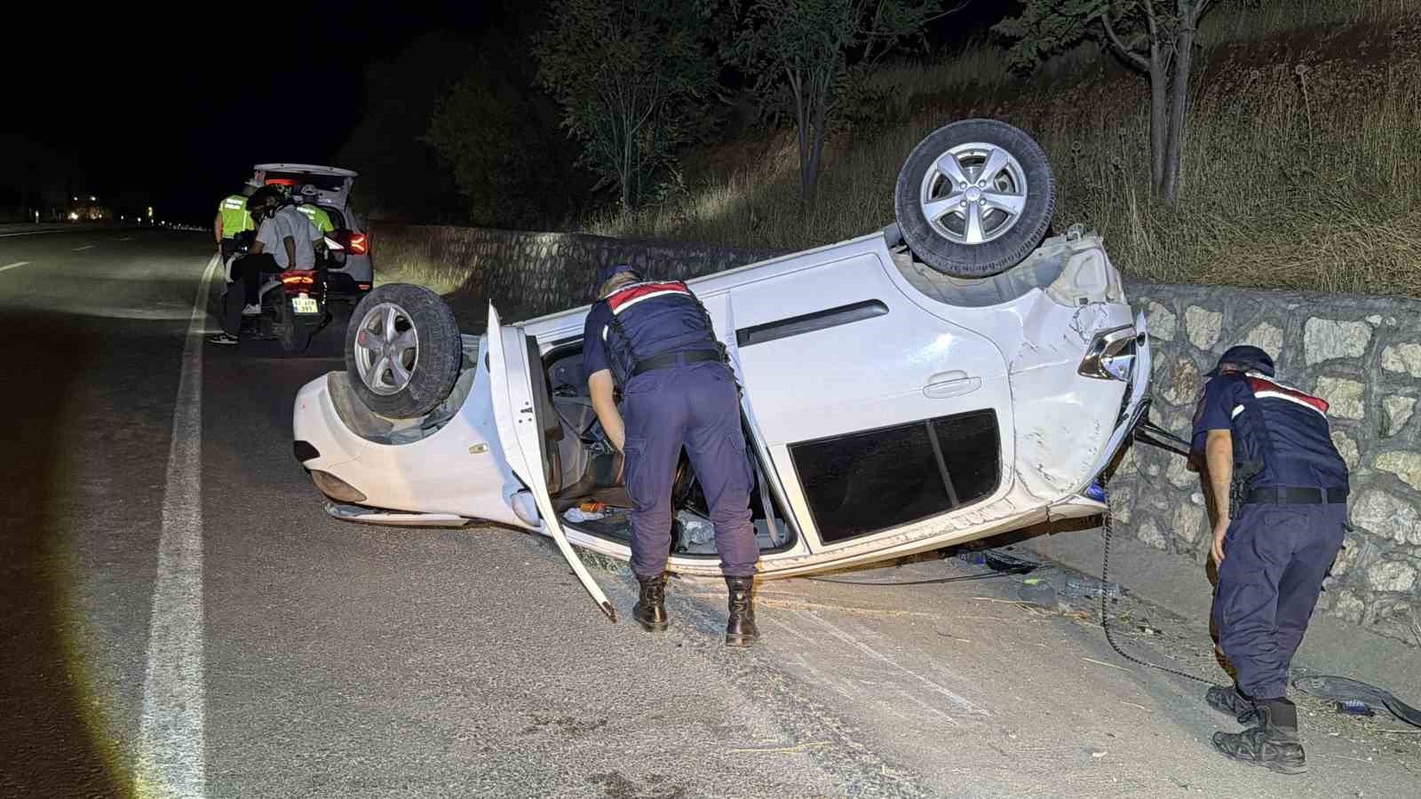 Otomobil İstinat duvarına çarparak takla attı: 2 yaralı 5 otomobil istinat duvarina carparak takla atti 2 yarali 1