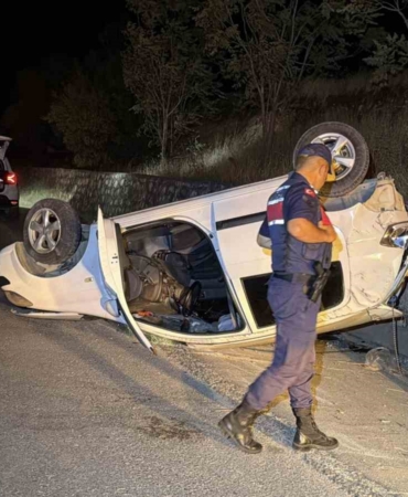 otomobil-istinat-duvarina-carparak-takla-atti-2-yarali-4FeXbYLv.jpg