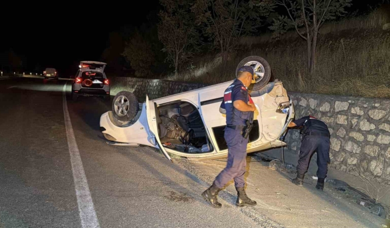 otomobil-istinat-duvarina-carparak-takla-atti-2-yarali-4FeXbYLv.jpg