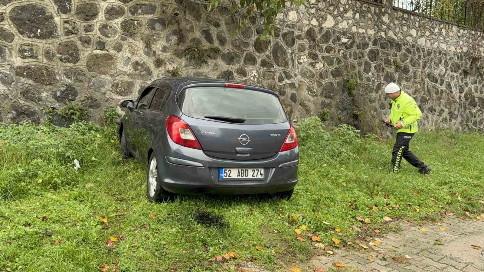otomobil istinat duvarina carpti idmana giden futbolcu yaralandi 2 qQO3nW1A