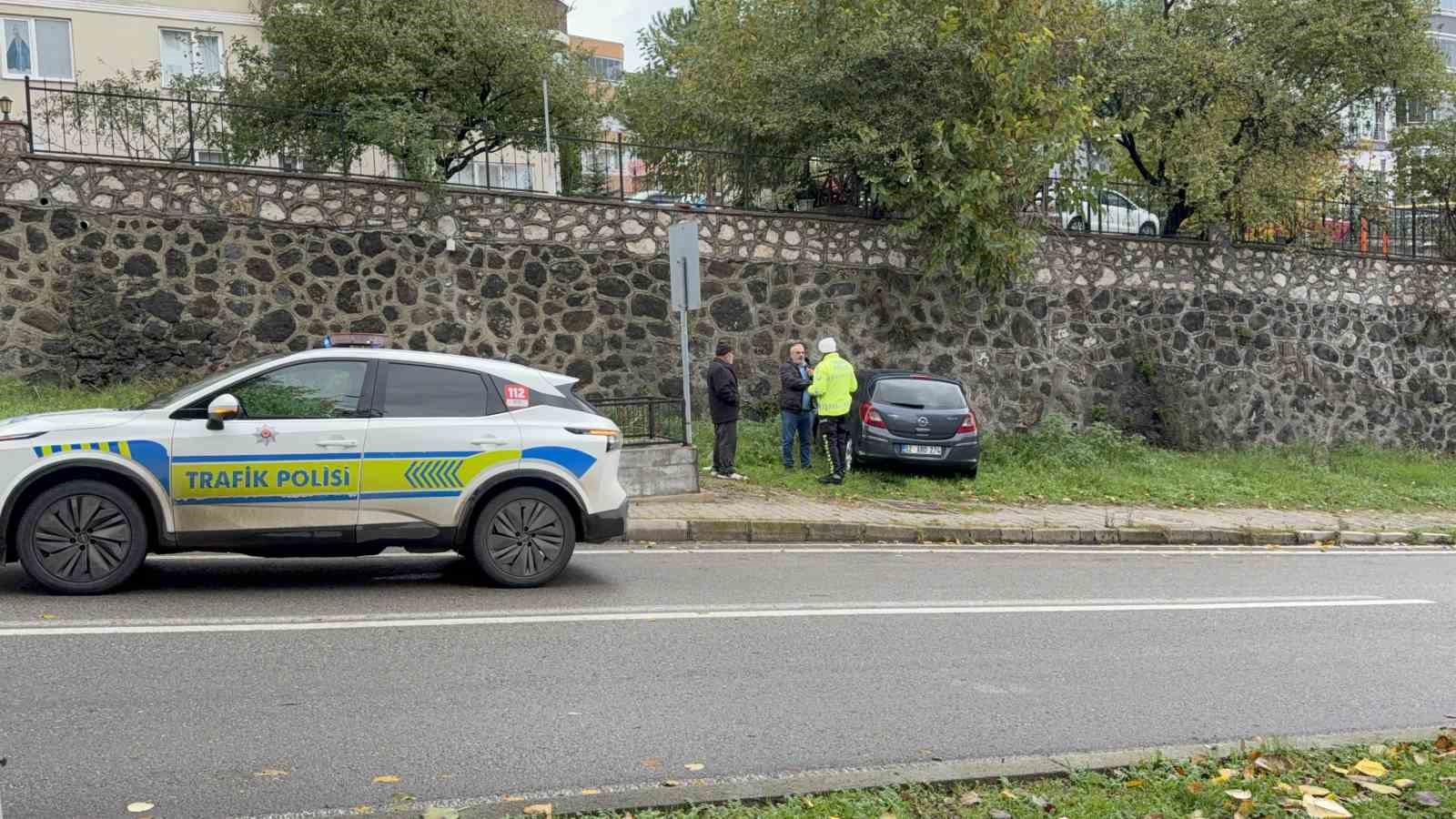 otomobil istinat duvarina carpti idmana giden futbolcu yaralandi 3 vijYNhD3