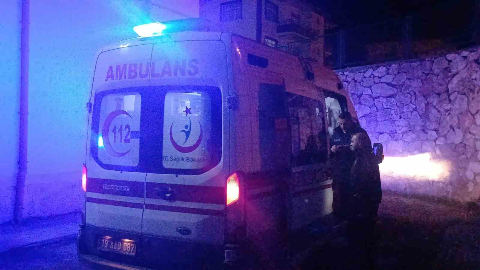 Otomobil istinat duvarından okulun bahçesine düştü: 2 yaralı 5 otomobil istinat duvarindan okulun bahcesine dustu 2 yarali 1 DBrDTZYs