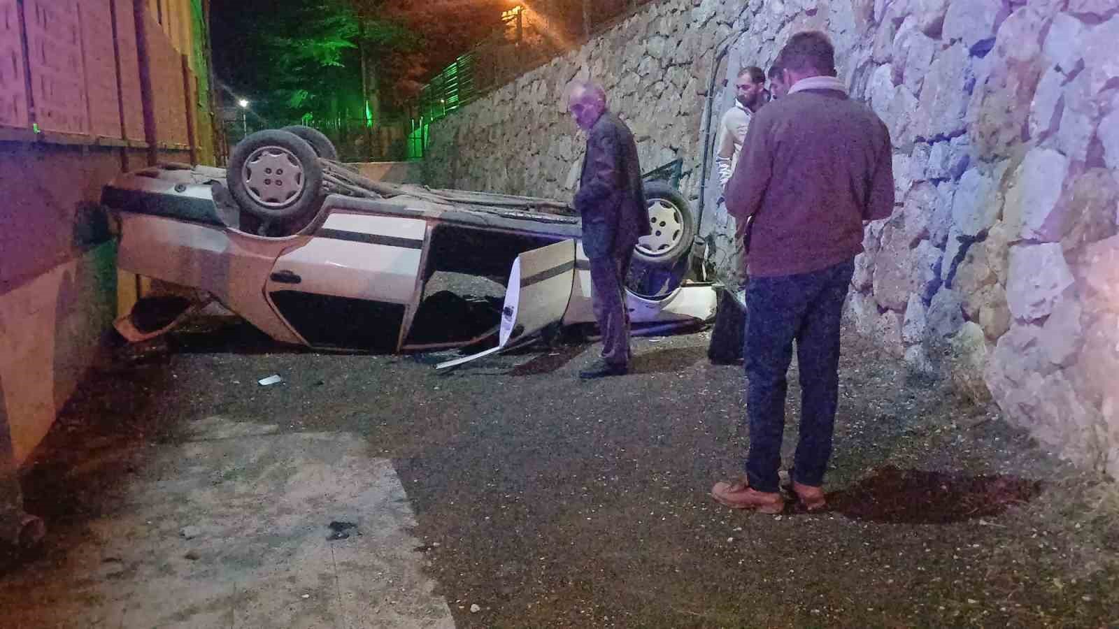 Otomobil istinat duvarından okulun bahçesine düştü: 2 yaralı 6 otomobil istinat duvarindan okulun bahcesine dustu 2 yarali 2 XZYifrXz