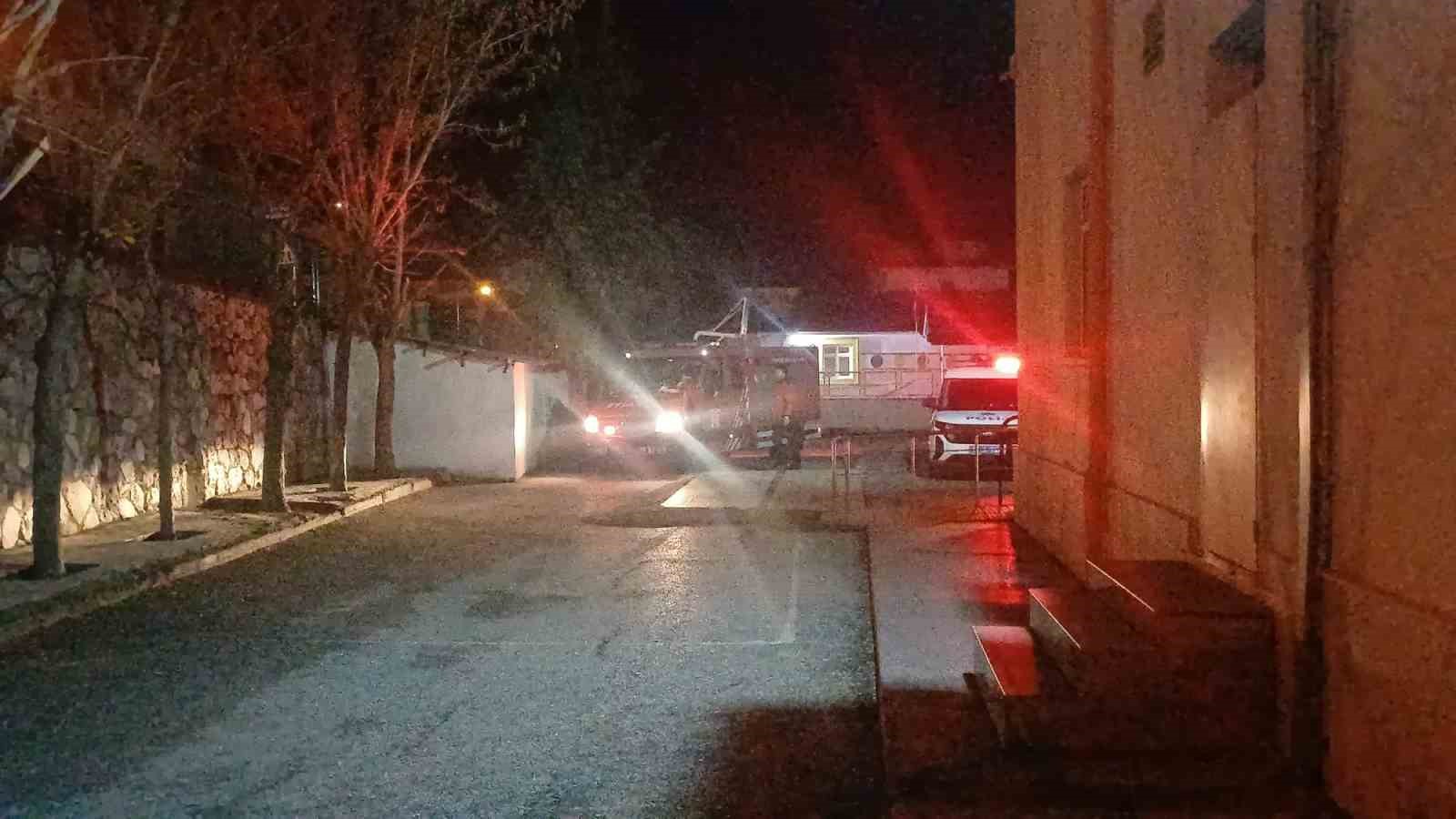 Otomobil istinat duvarından okulun bahçesine düştü: 2 yaralı 7 otomobil istinat duvarindan okulun bahcesine dustu 2 yarali 3 Xi1Cz8qs