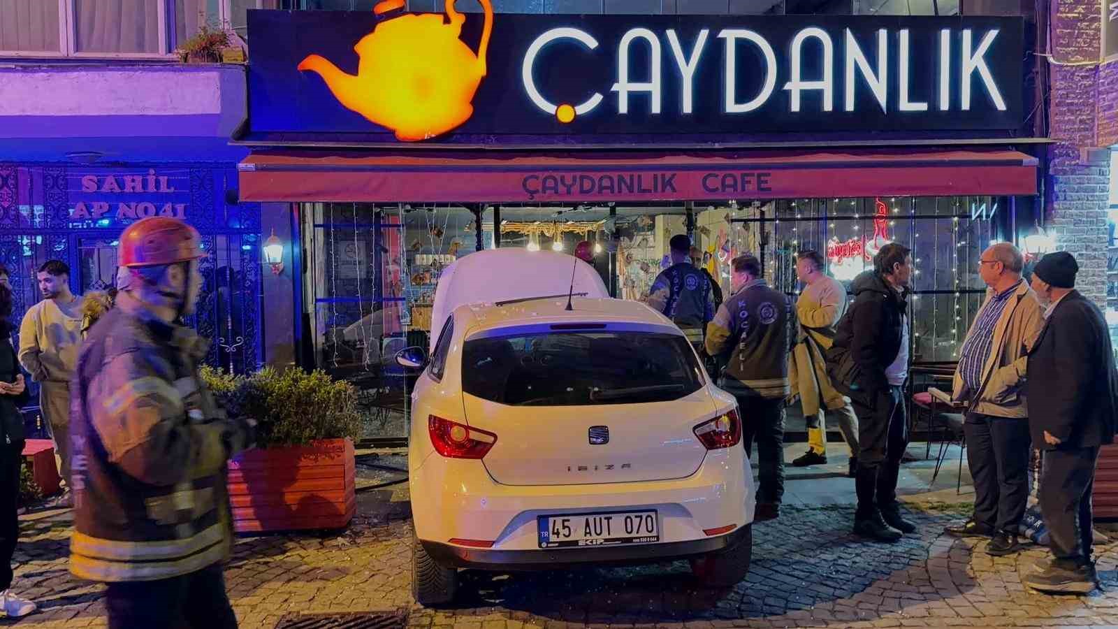 otomobil kafeye daldi 2 yarali 4