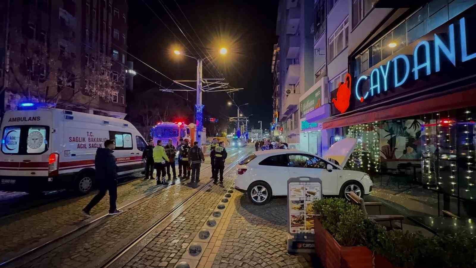 otomobil kafeye daldi 2 yarali 5 9vEbgaLa
