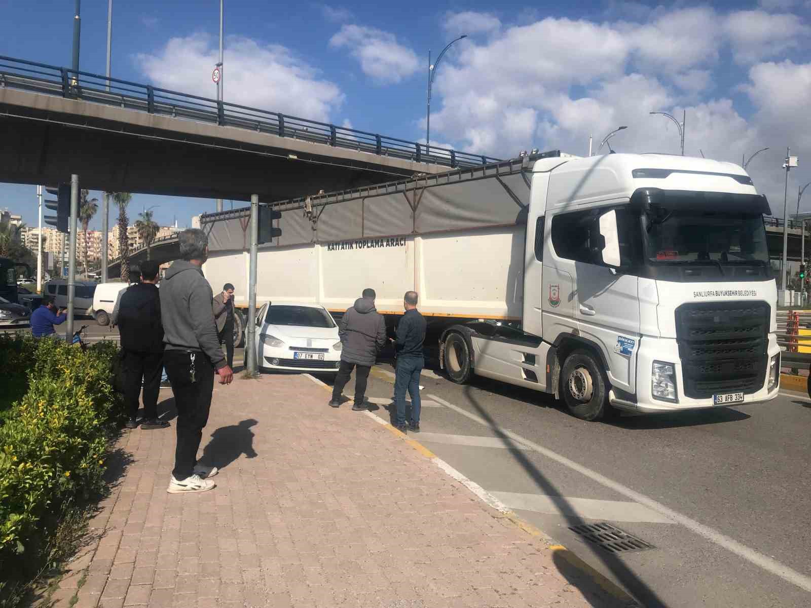otomobil kaldirimdaki ogrencilere carpti 2 yarali 1 VJjO6Ctq