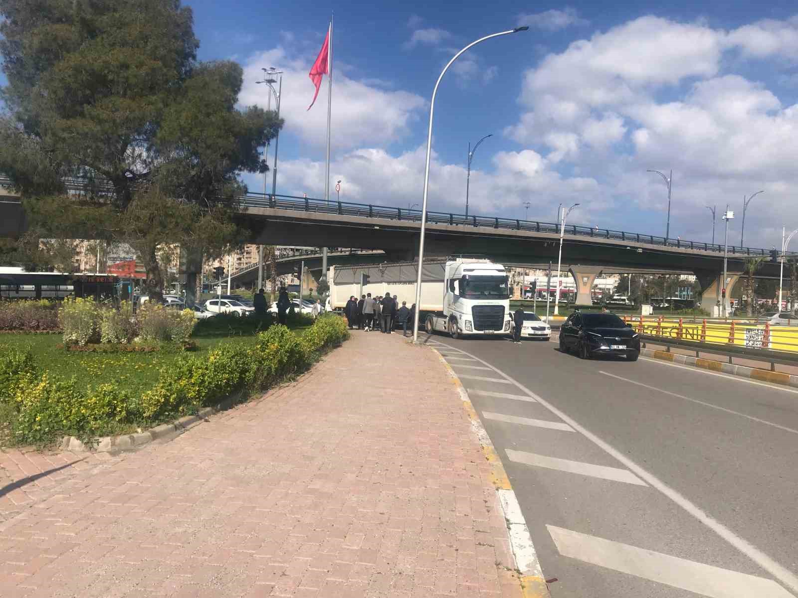 otomobil kaldirimdaki ogrencilere carpti 2 yarali 2 fY9B4dZt