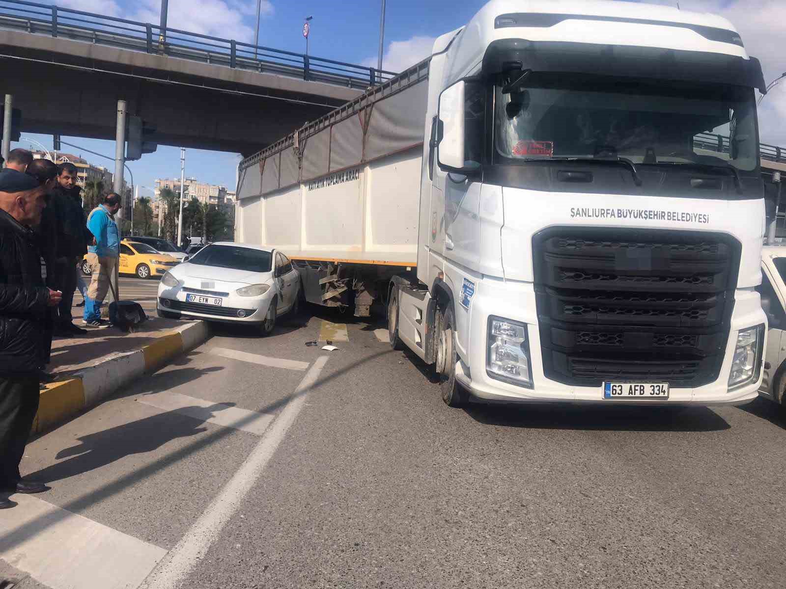 otomobil kaldirimdaki ogrencilere carpti 2 yarali 3 Cemk8imE