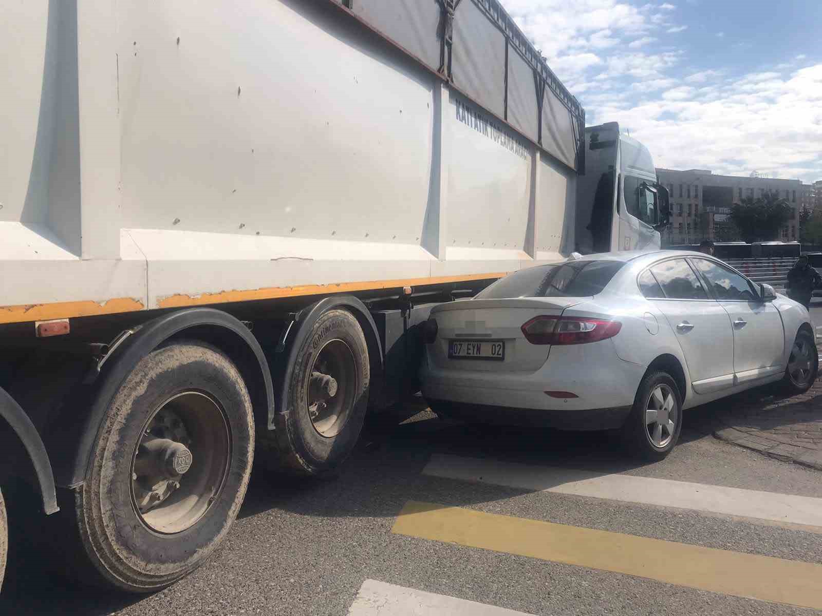 otomobil kaldirimdaki ogrencilere carpti 2 yarali 4 WUJUQUf8