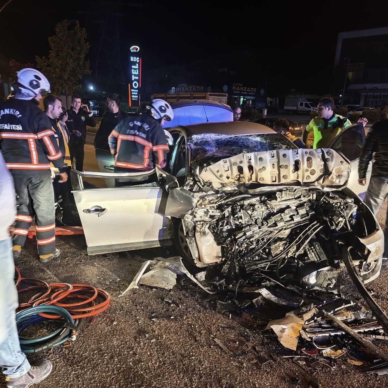 Otomobil kamyona çarptı: 1 ölü, 1 yaralı 7 otomobil kamyona carpti 1 olu 1 yarali 3 aUX19YFN