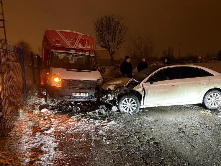 otomobil kamyonetle kafa kafaya carpisti 3 yarali 0 s9wLIF8l