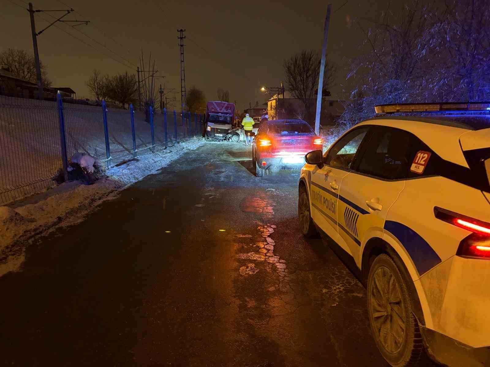 otomobil kamyonetle kafa kafaya carpisti 3 yarali 1 rLdvPGMZ