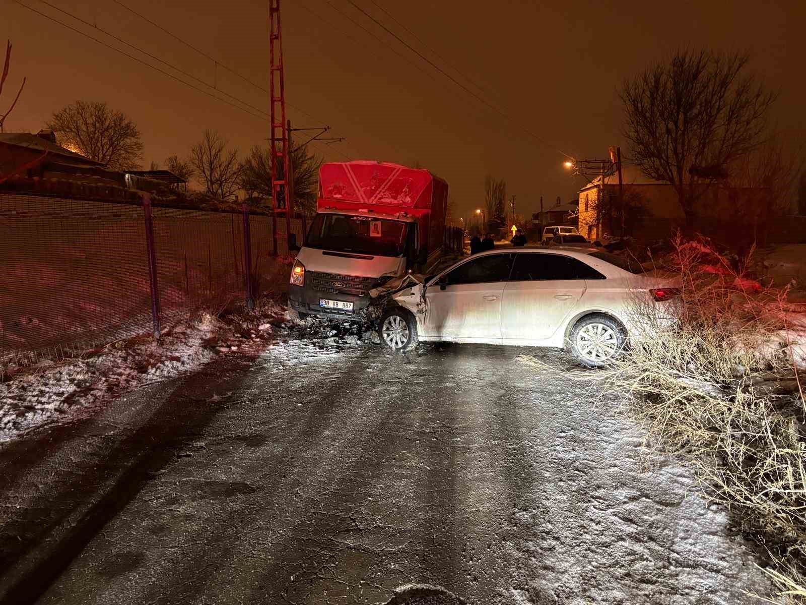 otomobil kamyonetle kafa kafaya carpisti 3 yarali 2 jfA3YFzn