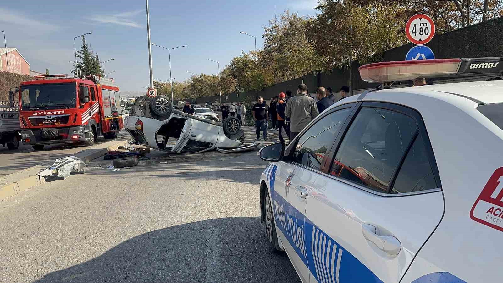 Otomobil karşı şeride geçerek ters döndü: 2 yaralı 5 otomobil karsi seride gecerek ters dondu 2 yarali 1