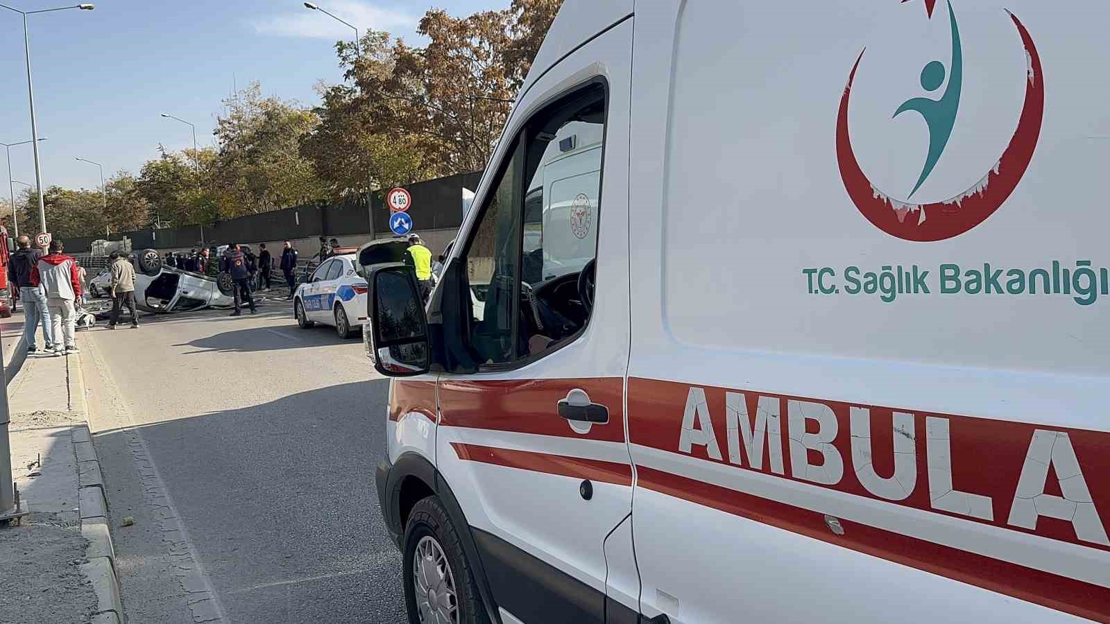 Otomobil karşı şeride geçerek ters döndü: 2 yaralı 6 otomobil karsi seride gecerek ters dondu 2 yarali 2 2hWsg4SE
