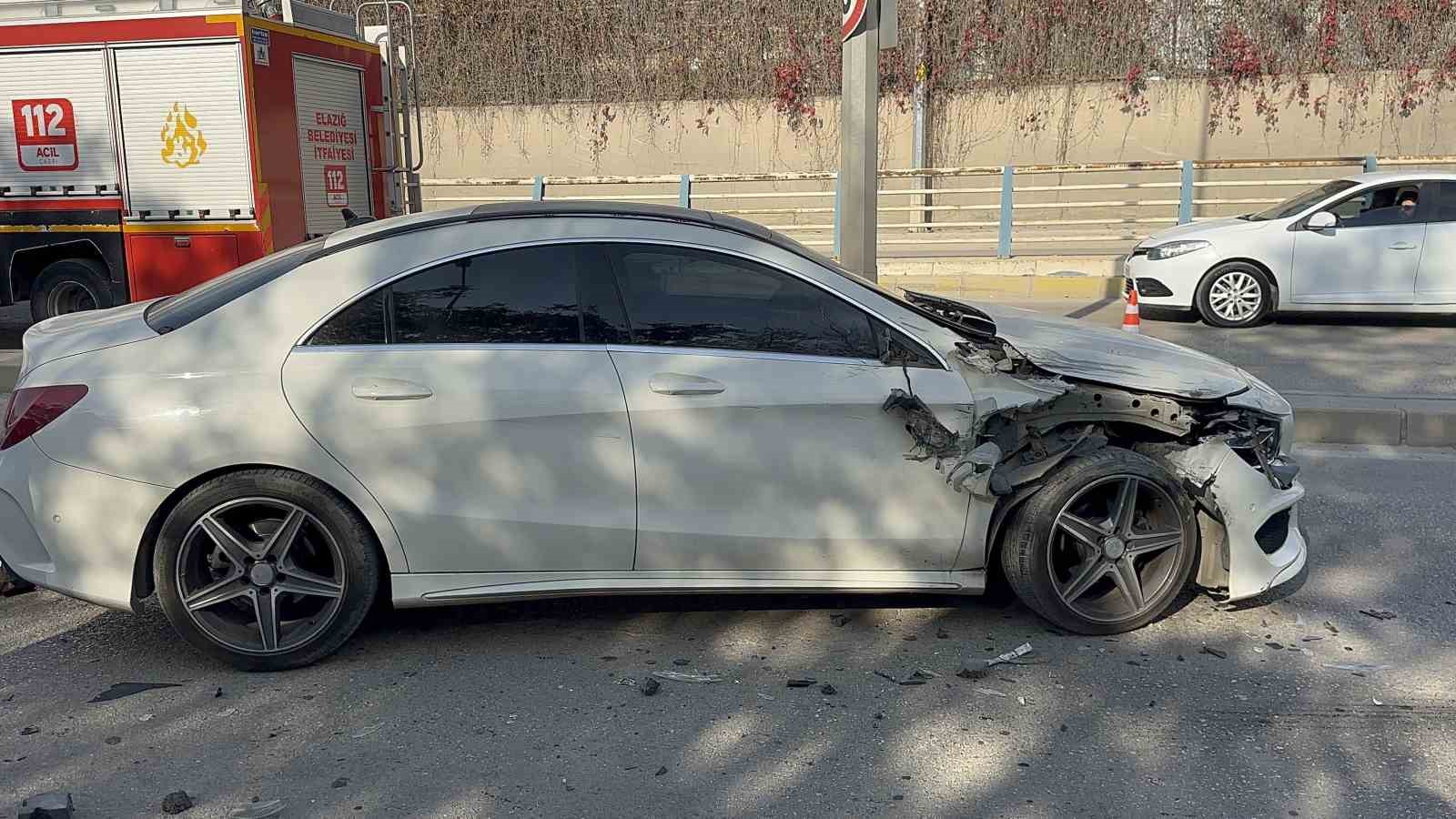 Otomobil karşı şeride geçerek ters döndü: 2 yaralı 7 otomobil karsi seride gecerek ters dondu 2 yarali 3 QngwfmYU