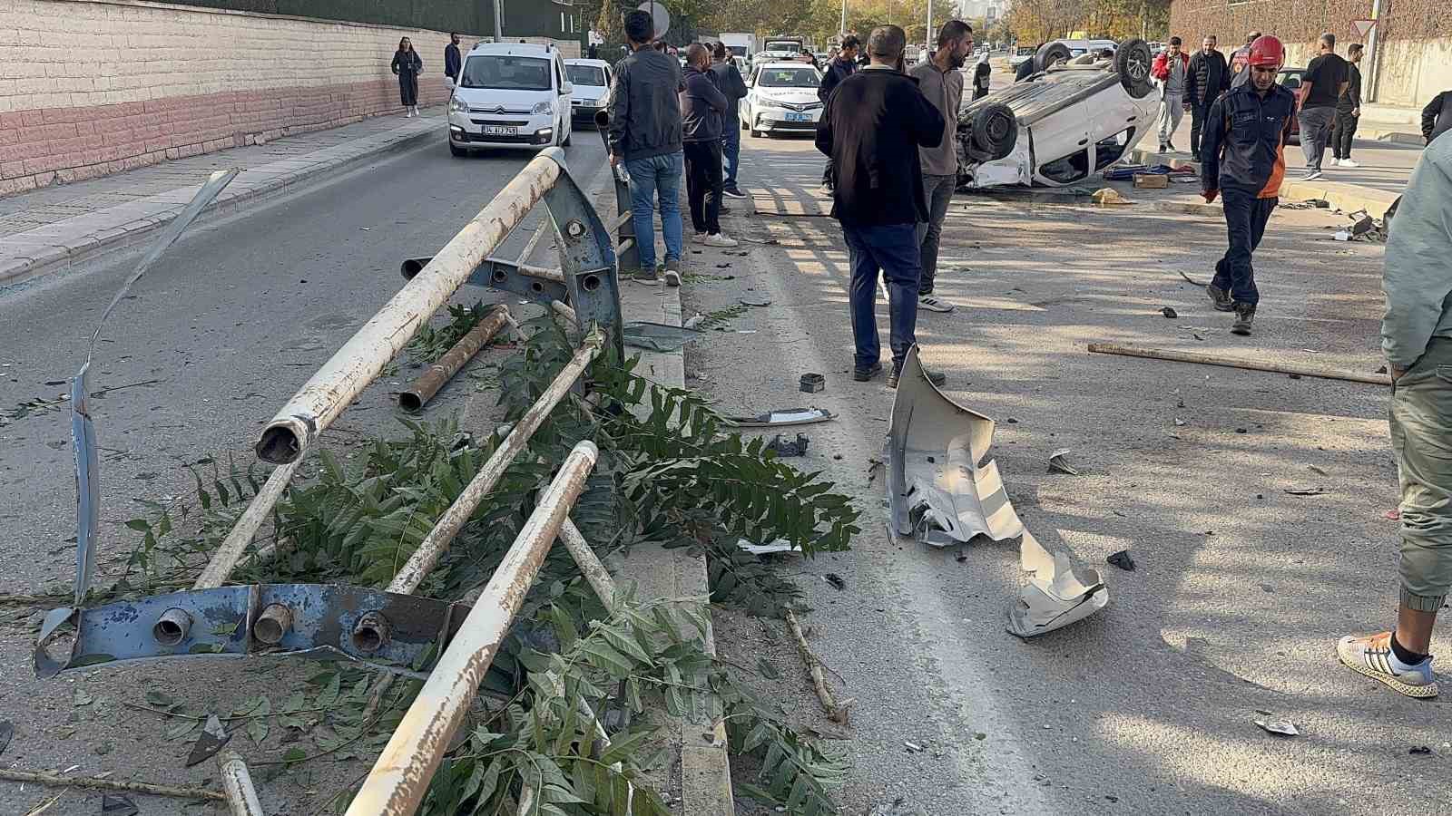 Otomobil karşı şeride geçerek ters döndü: 2 yaralı 8 otomobil karsi seride gecerek ters dondu 2 yarali 4