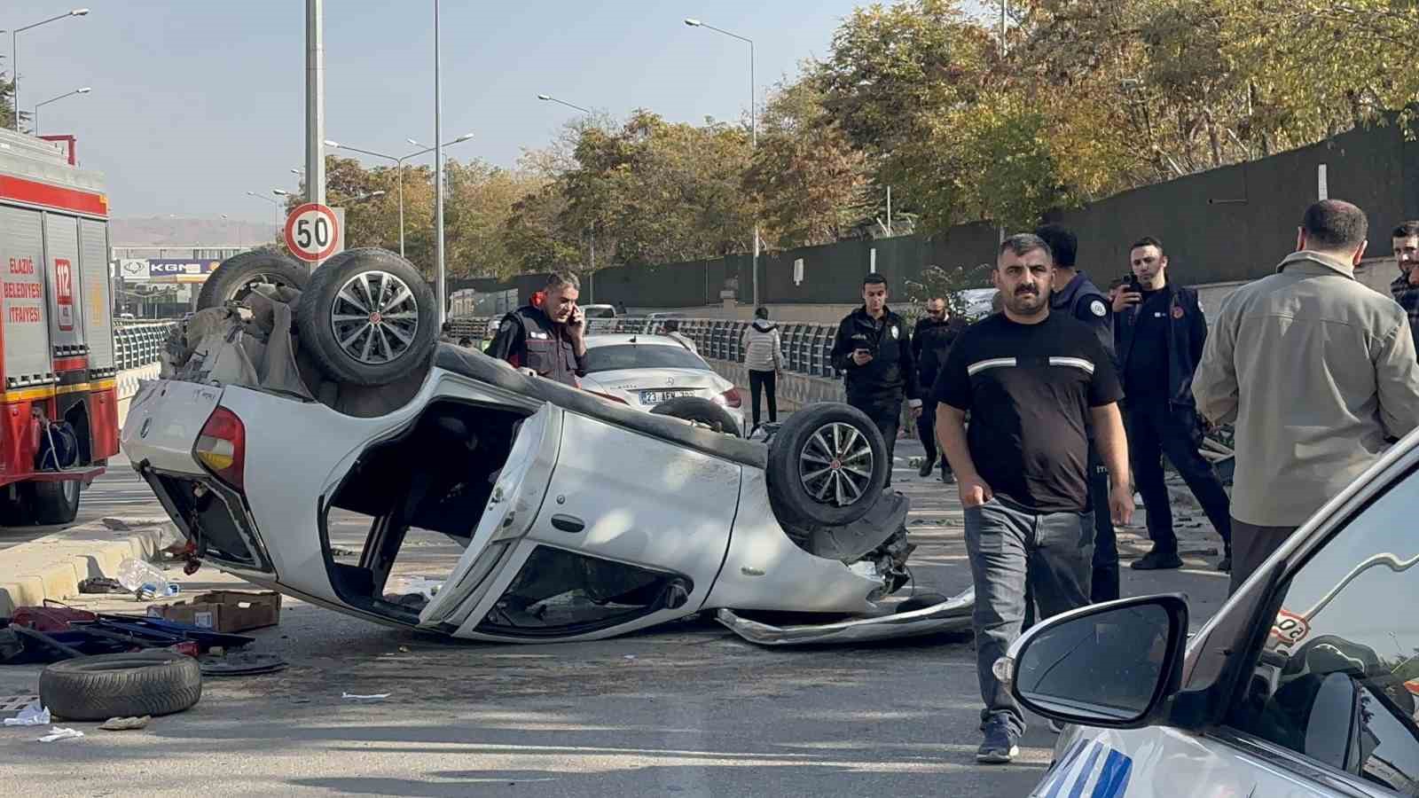 Otomobil karşı şeride geçerek ters döndü: 2 yaralı 9 otomobil karsi seride gecerek ters dondu 2 yarali 5 rw2gskQ1