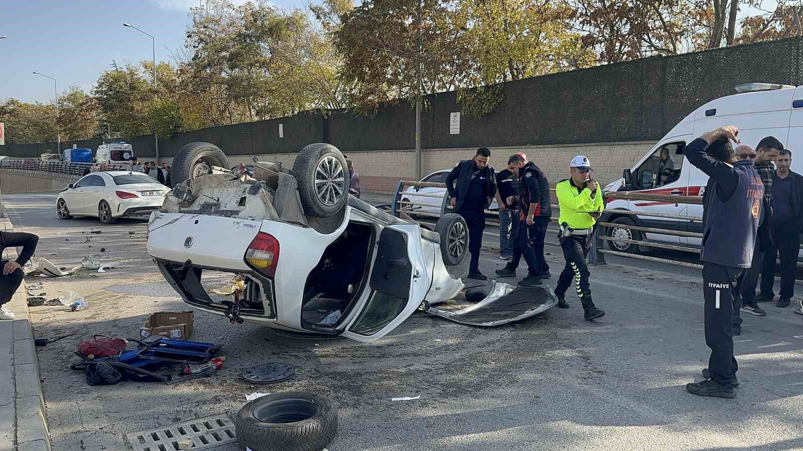 Otomobil karşı şeride geçerek ters döndü: 2 yaralı 11 otomobil karsi seride gecerek ters dondu 2 yarali 7 EbD7Nhny