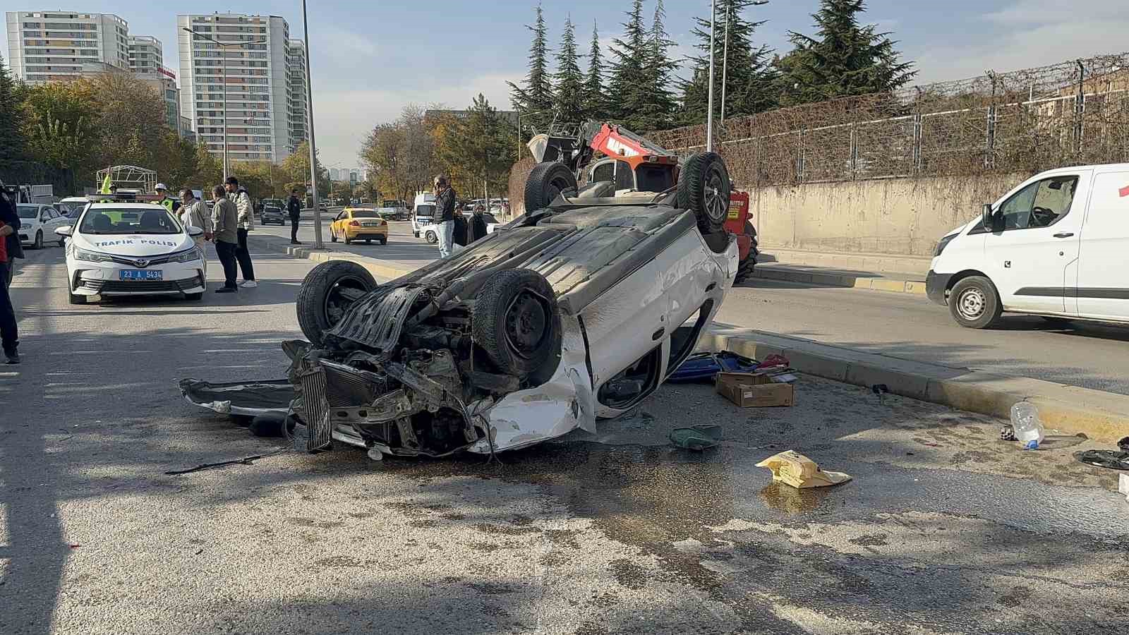 Otomobil karşı şeride geçerek ters döndü: 2 yaralı 12 otomobil karsi seride gecerek ters dondu 2 yarali 8 gI9g9OVe