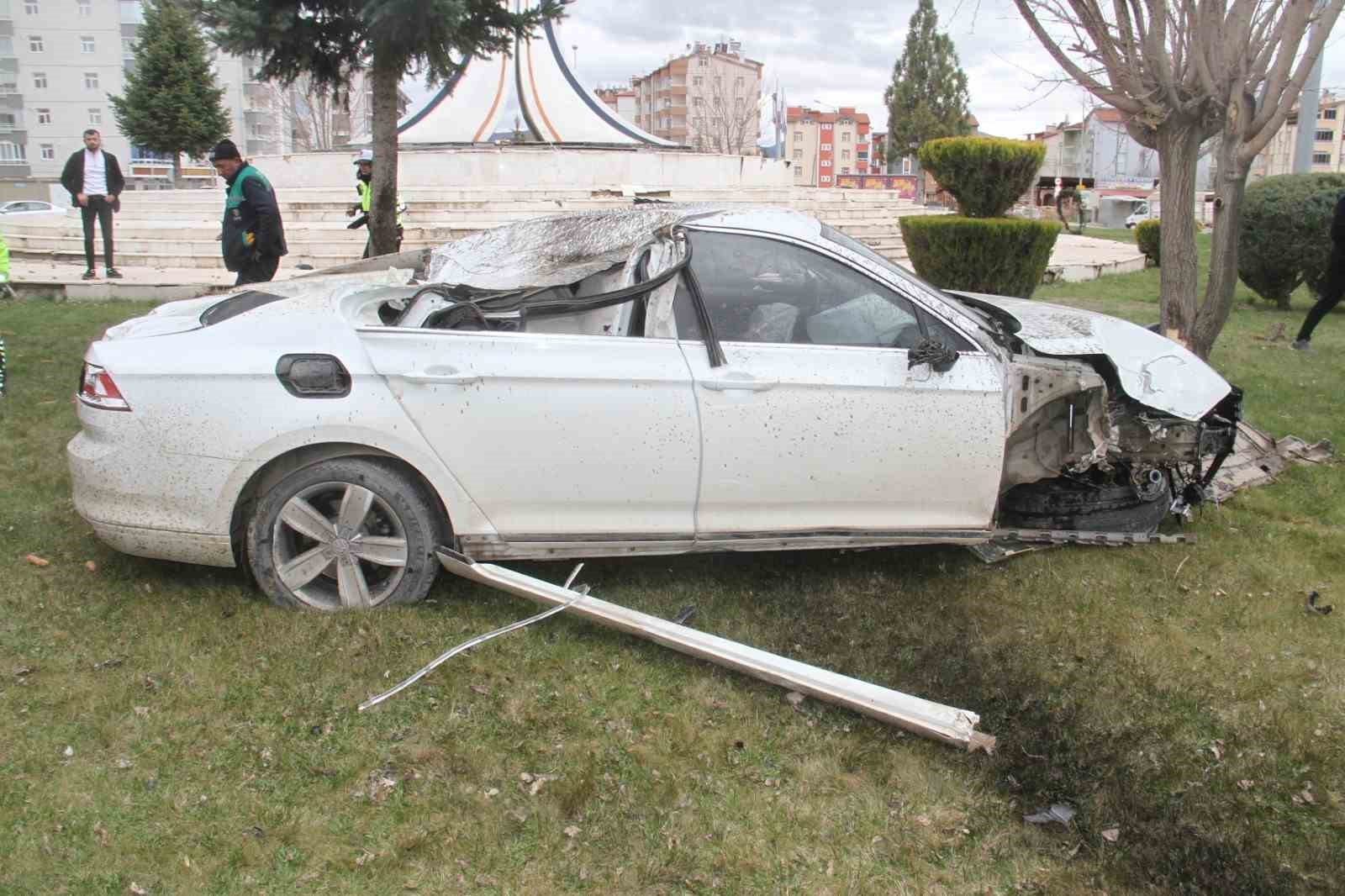 otomobil kavsakta devrildi ortalik savas alanina dondu 1 kUnA4Xpb