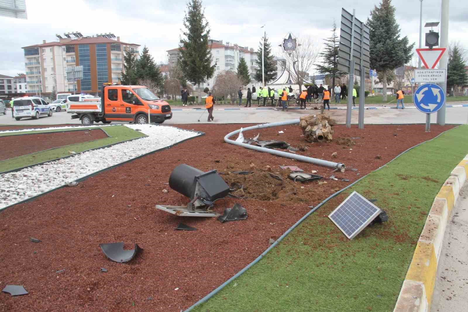 otomobil kavsakta devrildi ortalik savas alanina dondu 2 776HCUhS