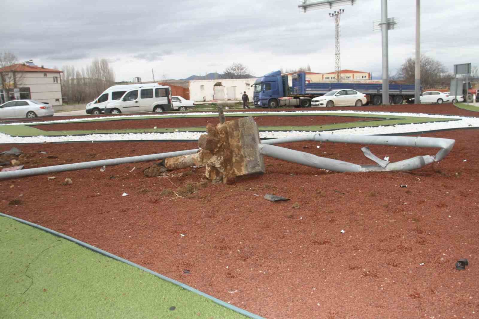 otomobil kavsakta devrildi ortalik savas alanina dondu 6 a8FAUJ4j