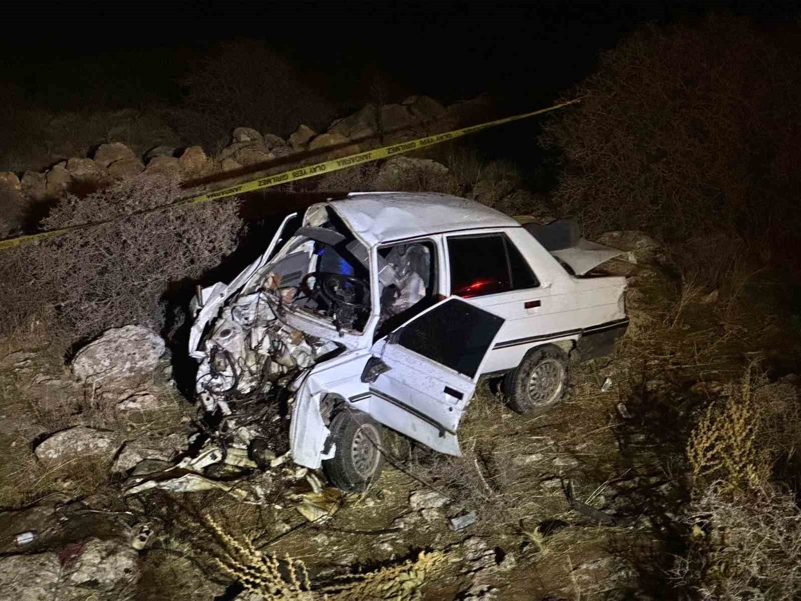 otomobil kayaliklara carpti 1 olu 1 yarali 1 EvMVt68l