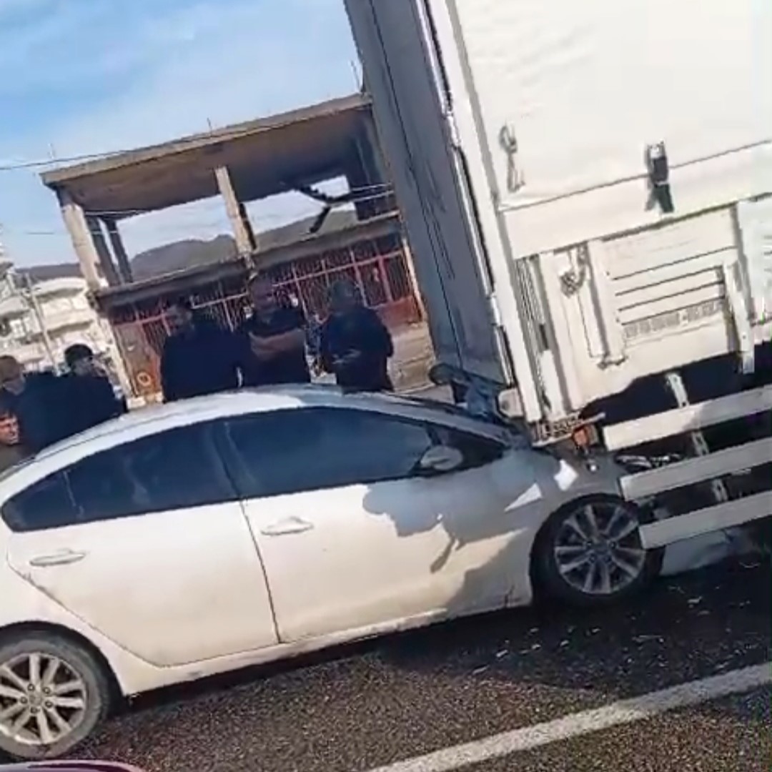 Otomobil kırmızı ışıkta bekleyen tıra çarptı, sürücü yaralandı 4 otomobil kirmizi isikta bekleyen tira carpti surucu yaralandi 0 HtKHIUWL