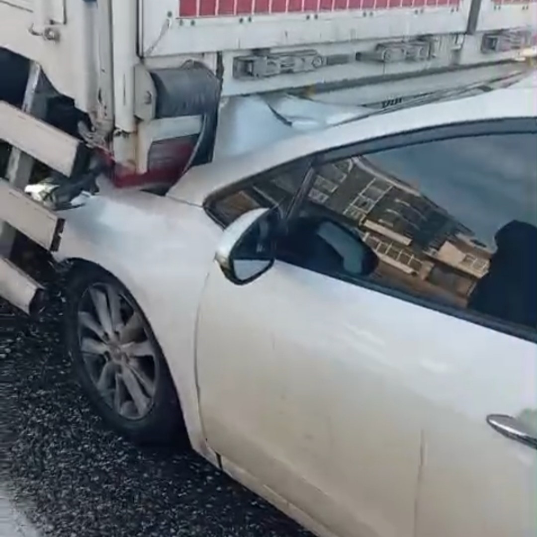 Otomobil kırmızı ışıkta bekleyen tıra çarptı, sürücü yaralandı 5 otomobil kirmizi isikta bekleyen tira carpti surucu yaralandi 1 EX2dTrvH