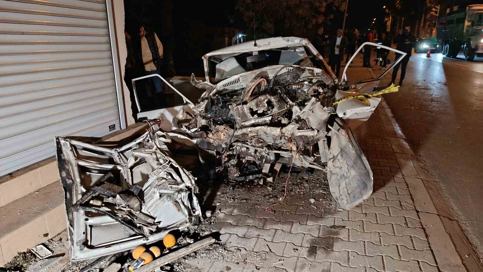 otomobil konteynere kamyonete ve evin duvarina carpti 1 olu 1 yarali 1 A63aPIPP