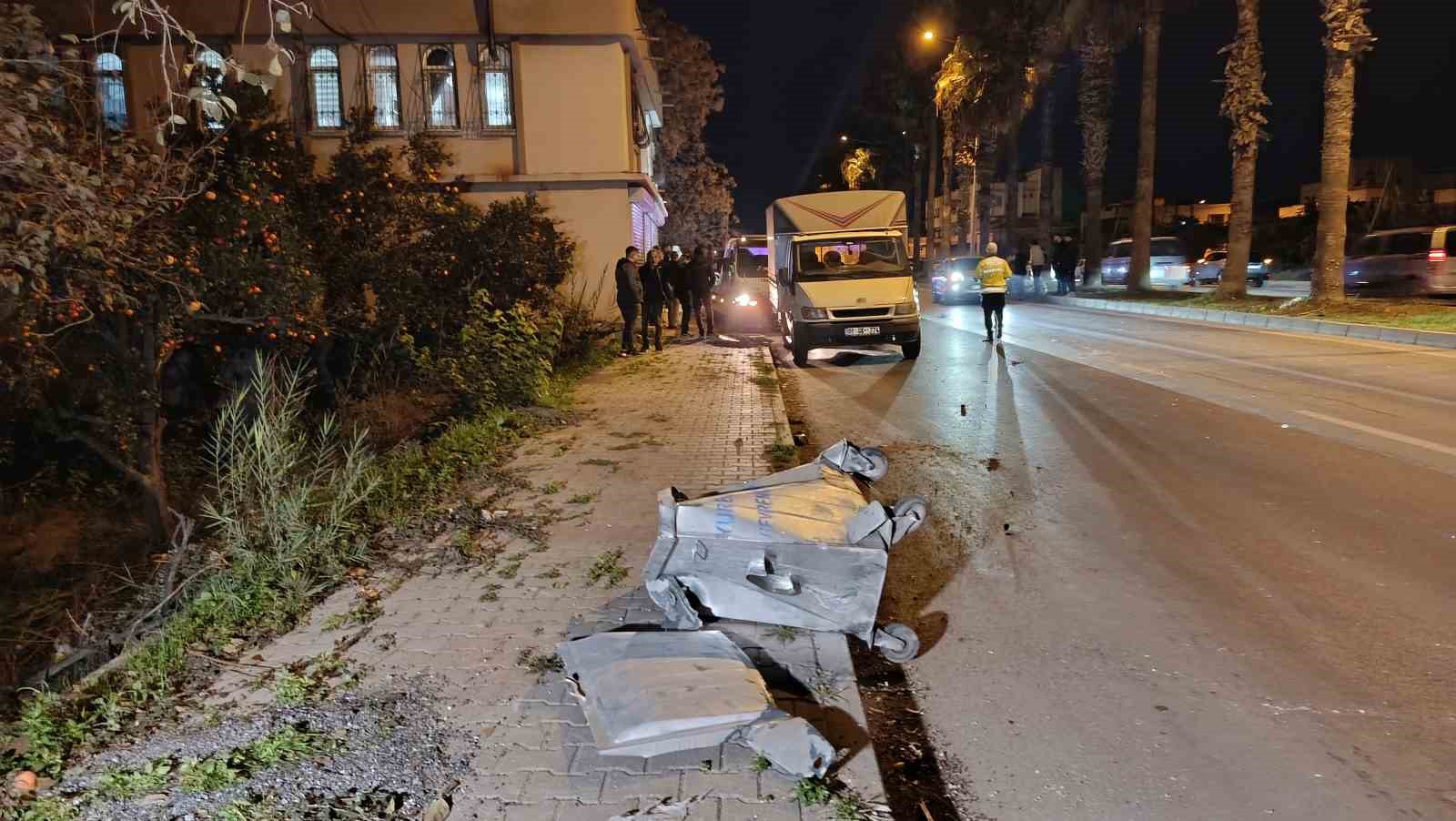 otomobil konteynere kamyonete ve evin duvarina carpti 1 olu 1 yarali 4 UnfXyLm4