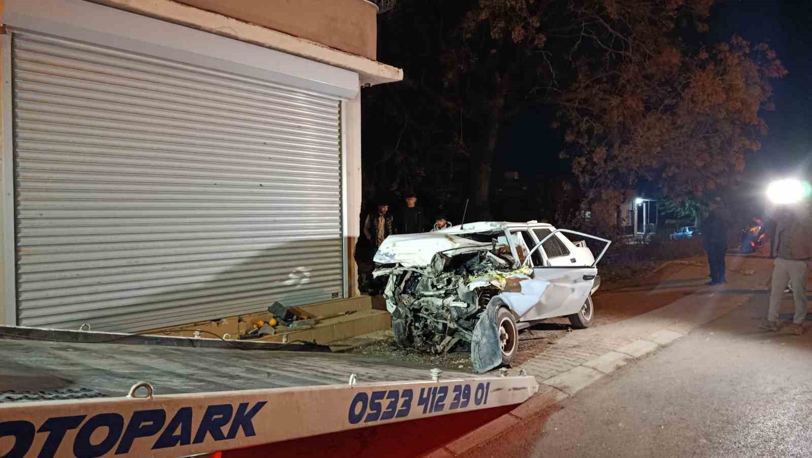 otomobil konteynere kamyonete ve evin duvarina carpti 1 olu 1 yarali 5 pRgay8KT
