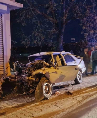 otomobil-konteynere-kamyonete-ve-evin-duvarina-carpti-1-olu-1-yarali-LBThZykH.jpg