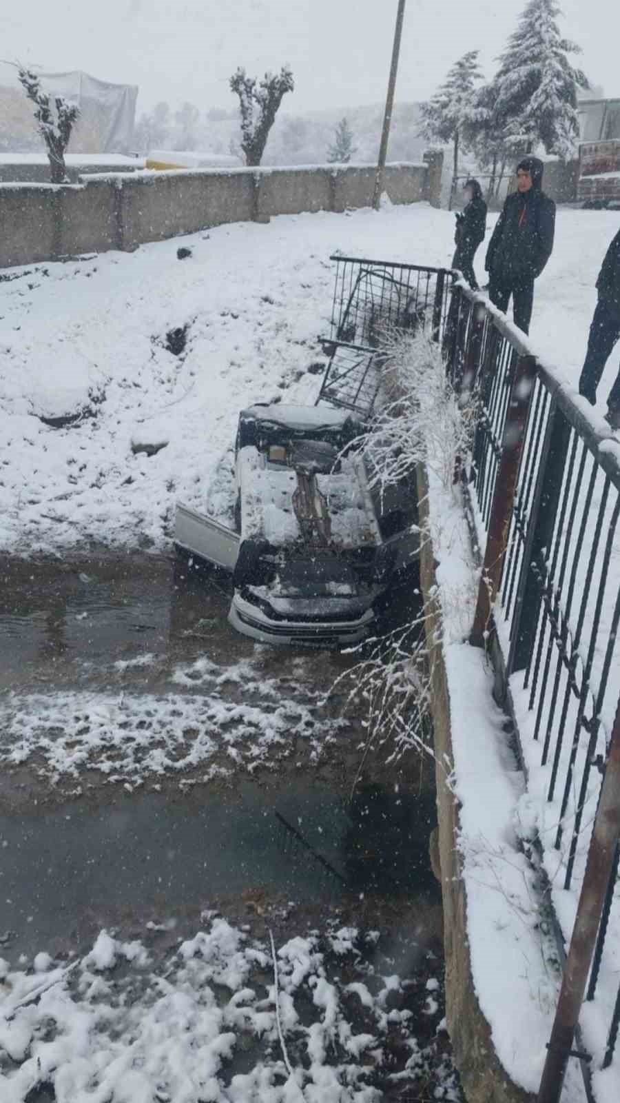 otomobil kopruden dustu 2 yarali 0 BkwI4U63