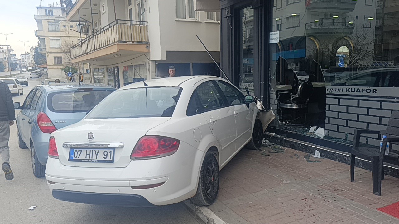 Otomobil kuaför dükkanına daldı: Çalışanlar kaçtı, müşteri fotoğraf çekti 4 otomobil kuafor dukkanina daldi calisanlar kacti musteri fotograf cekti 0 UH5DmRNH