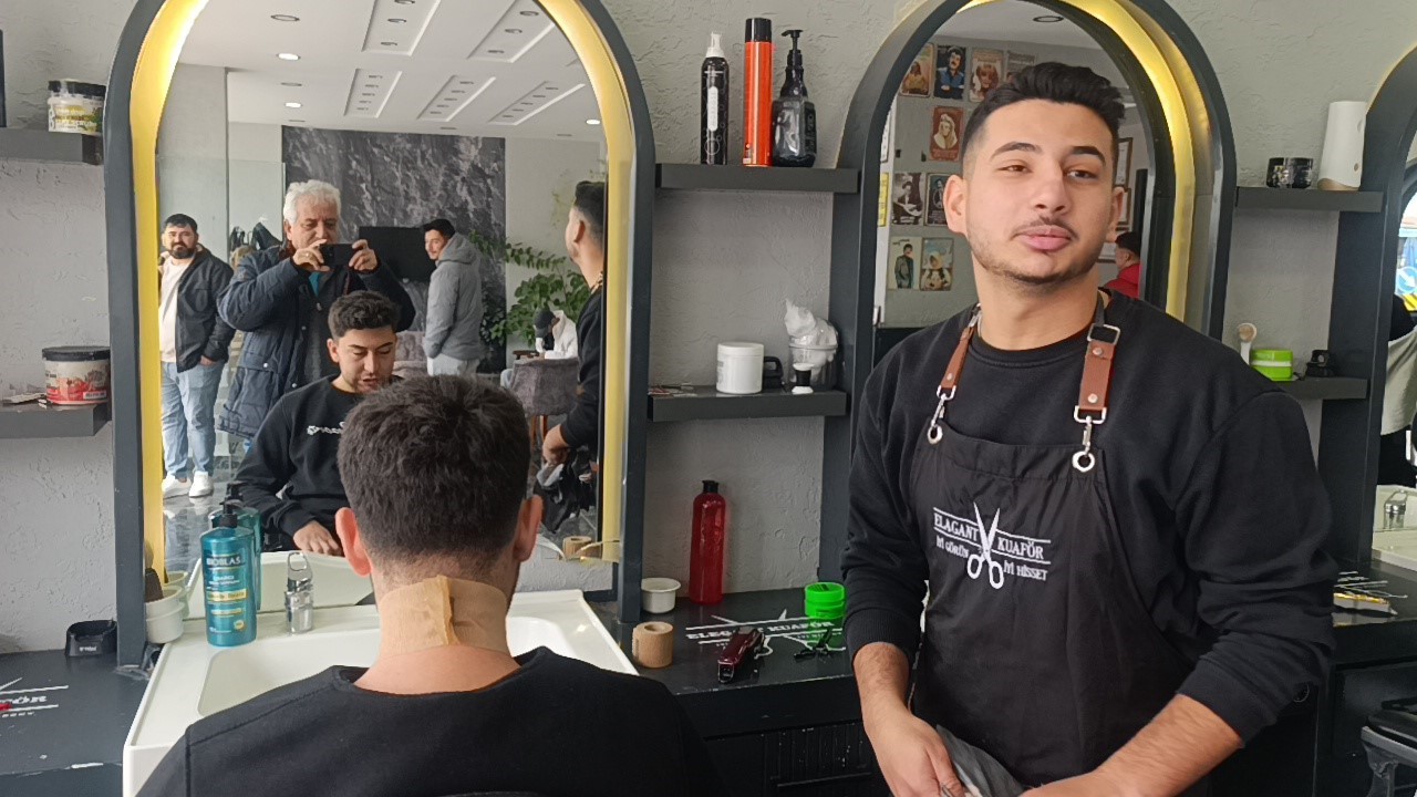 Otomobil kuaför dükkanına daldı: Çalışanlar kaçtı, müşteri fotoğraf çekti 7 otomobil kuafor dukkanina daldi calisanlar kacti musteri fotograf cekti 3 JmuiYG7N