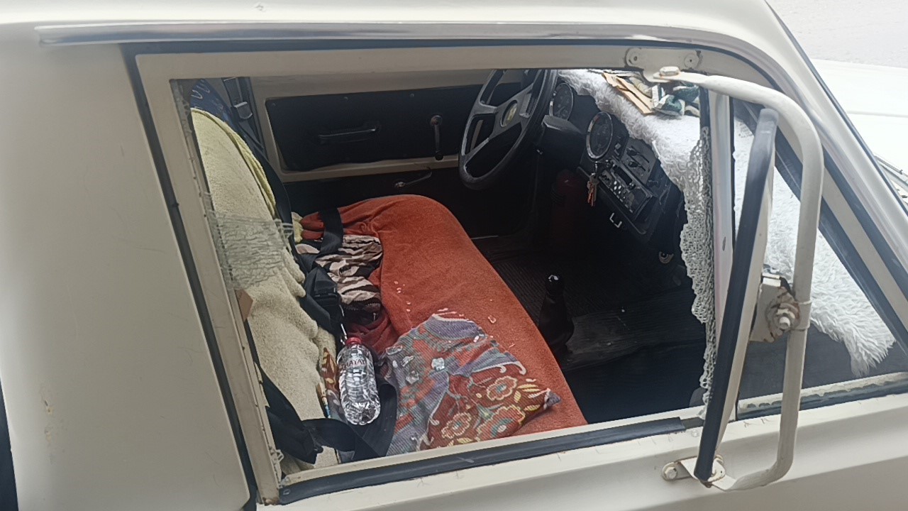 Otomobil kuaför dükkanına daldı: Çalışanlar kaçtı, müşteri fotoğraf çekti 8 otomobil kuafor dukkanina daldi calisanlar kacti musteri fotograf cekti 4 MAK7k8cp